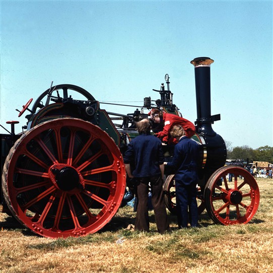 Photo:Steam Traction Engine and enthusiasts